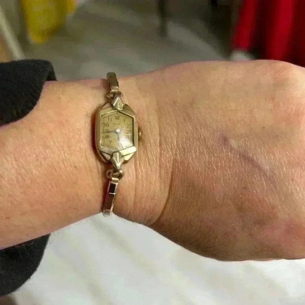 SOLAR analog gold woman wristband watch vintage 1960